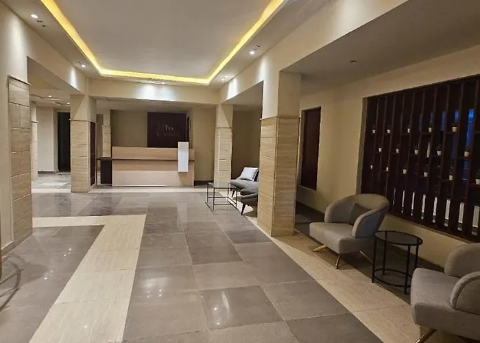 Alhambra First Avenue Apartmanhotel 3*