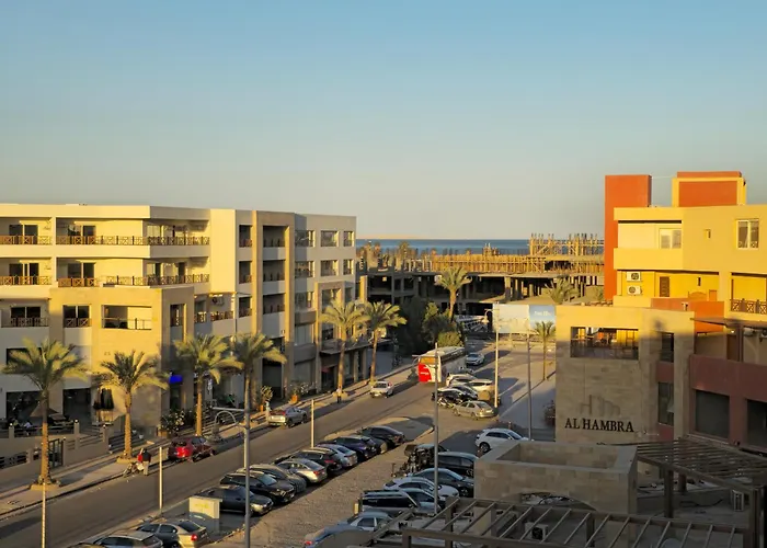 Apartmanhotel Alhambra First Avenue 3*